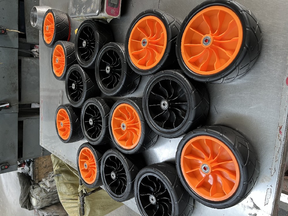 青島中順專用車輛有限公司主要生產(chǎn)各種款式PU發(fā)泡輪